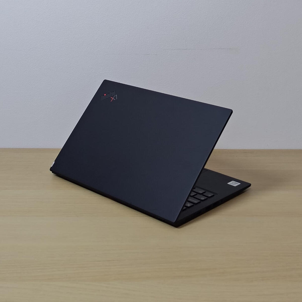 Lenovo Thinkpad X1 Carbon Gen 8 Belakang Kiri Butik Laptop