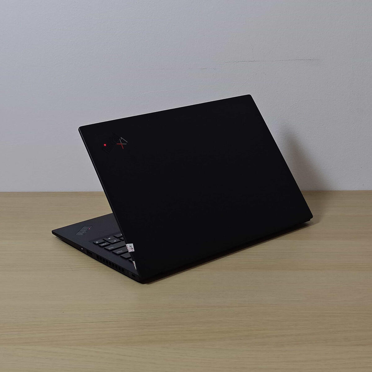 Lenovo Thinkpad X1 Carbon Gen 8 Belakang Kanan Butik Laptop