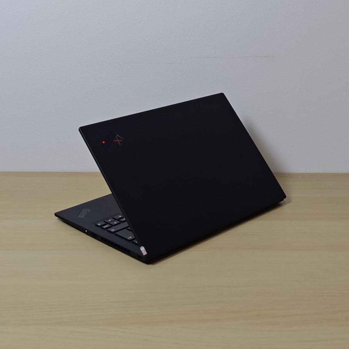 Lenovo Thinkpad X1 Carbon Gen 8 Belakang Kanan Butik Laptop