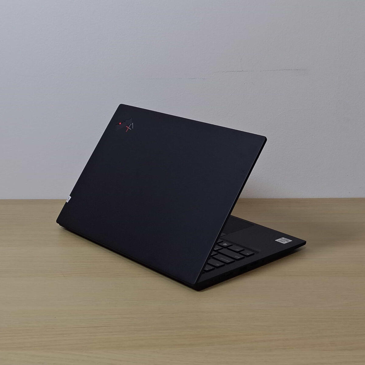 Lenovo Thinkpad X1 Carbon Gen 8 Belakang Kiri Butik Laptop